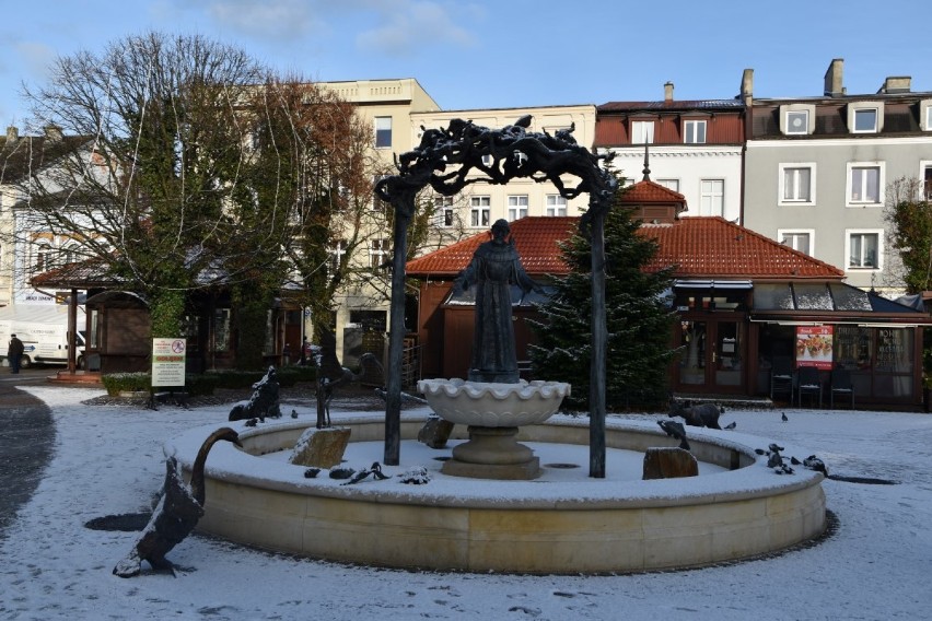 Zima zawitała do Wejherowa! Zobaczcie, jak prezentuje się rynek i park miejski [ZDJĘCIA]