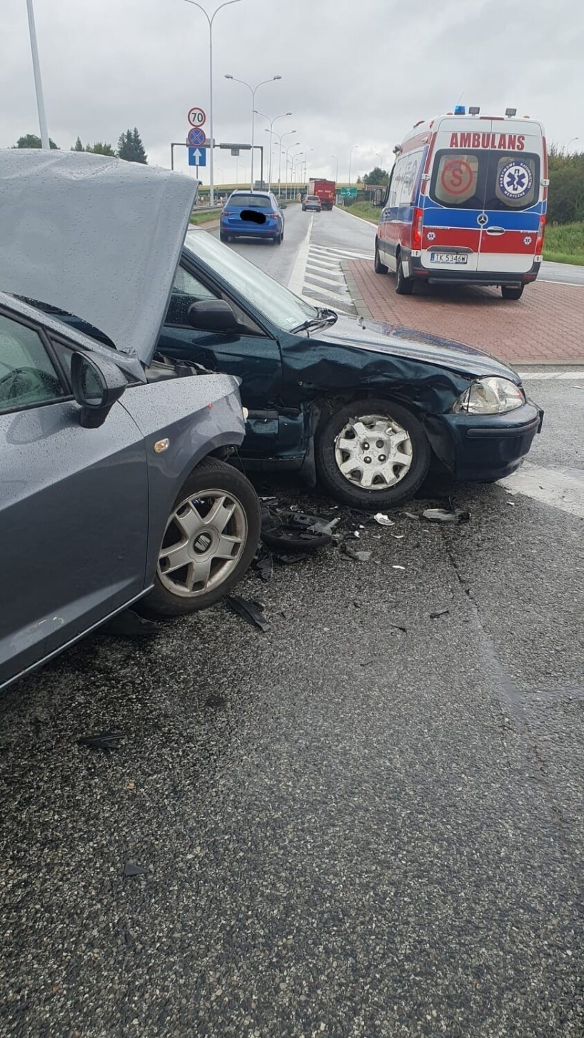 Zderzenie samochodów drodze krajowej nr 42 w Skarżysku-Kamiennej. Jedna osoba trafiła do szpitala. Zobacz zdjęcia