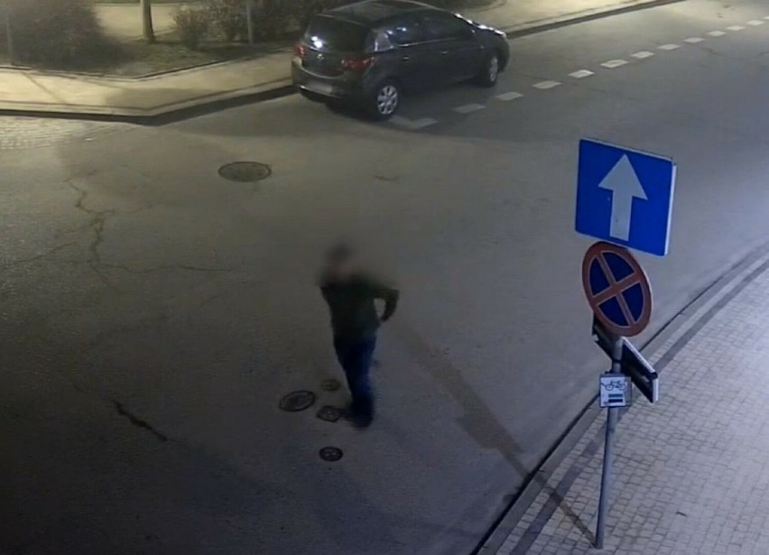 Pod okiem kamery niszczył auto na Placu Zamkowym w Skarszewach 