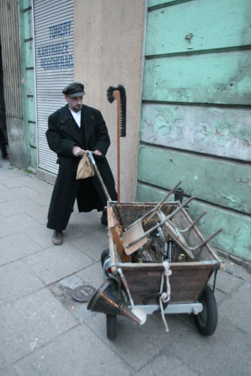 Łódź Czterech Kultur 2015 - spektakl Grotest Maru w podwórku...