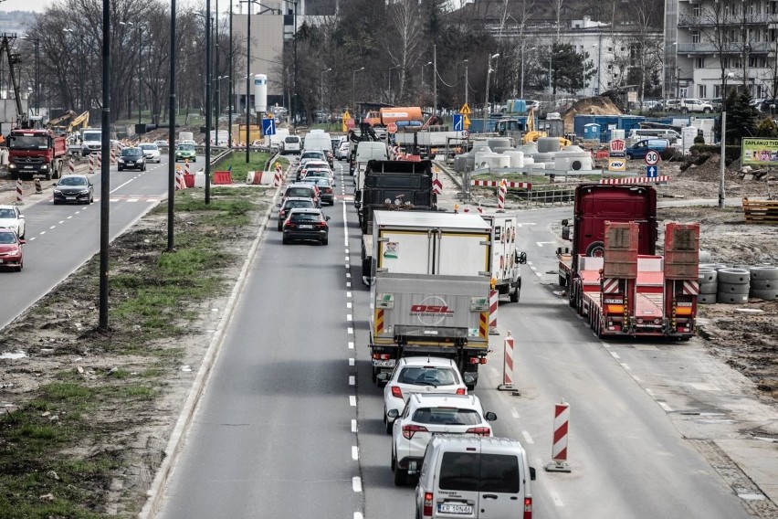 Kraków. Postępują prace związane z budową linii tramwajowej na Górkę Narodową. Mieszkańcy narzekają na błoto [ZDJĘCIA]