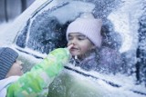 Podróż z dzieckiem samochodem. Jak zapewnić komfort i bezpieczeństwo całej rodzinie podczas świątecznych wyjazdów?