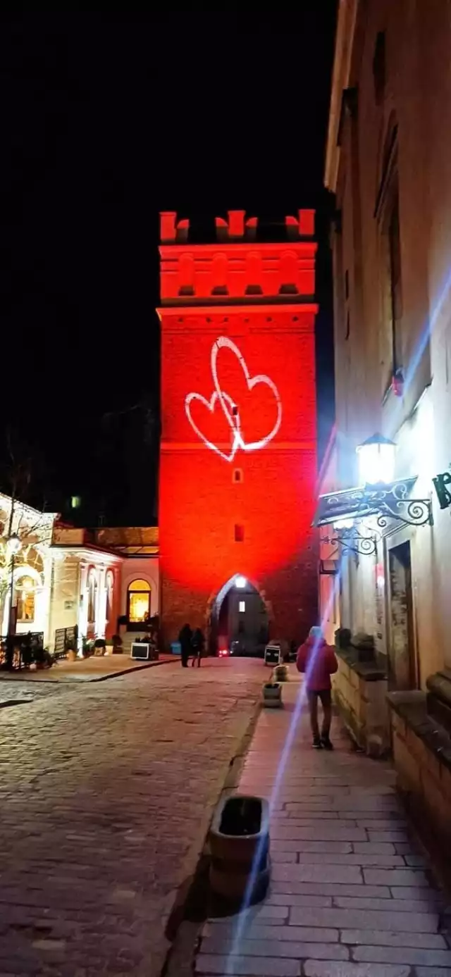 W Dzień Zakochanych władze Królewskiego Miasta przygotowały dla zakochanych piękna niespodziankę.  Brama Opatowska, jedna z głównych atrakcji turystycznych  przez kilka godzin prezentowała się w odświętnej, walentynkowej szacie