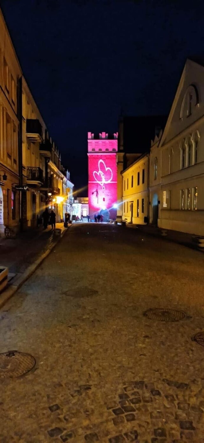 Walentynkowa Brama Opatowska w Sandomierzu w niezwykłej iluminacji. Co za widok! Zobacz zdjęcia 