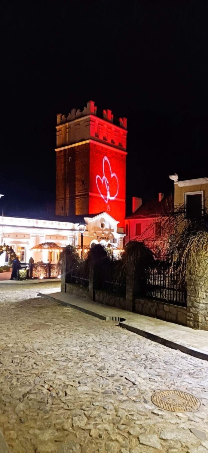 Walentynkowa Brama Opatowska w Sandomierzu w niezwykłej iluminacji. Co za widok! Zobacz zdjęcia 