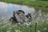 Groźny wypadek w Brzeźniu. Auto wpadło do stawu i dachowało. Kierowca w stanie ciężkim