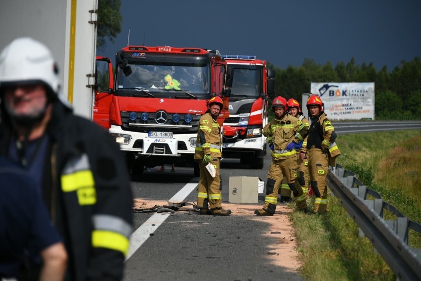 Śmiertelny wypadek w Krzepicach. Samochód osobowy zderzył się z ciężarówką. Nie żyje jedna osoba