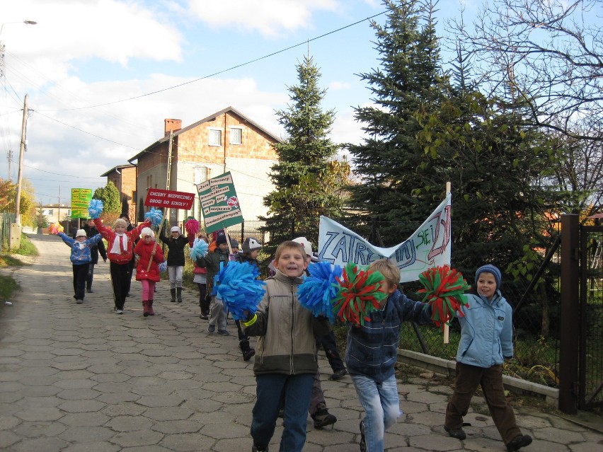 Rybnik: Zatrzymaj się i żyj. Happening uczniów SP numer 12 przy przejeździe kolejowym