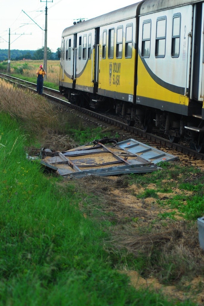 Wypadek w Siedleminie: Na przejeździe kolejowym traktorem...
