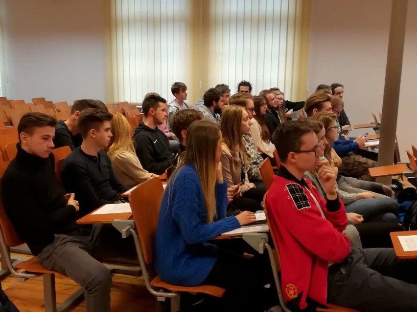 PWSZ w Gnieźnie przekazało laptopy studentom I roku