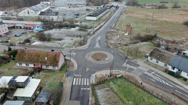 Zdjęcia ukazują teren inwestycyjny po remoncie i przed wykonaniem zadania.