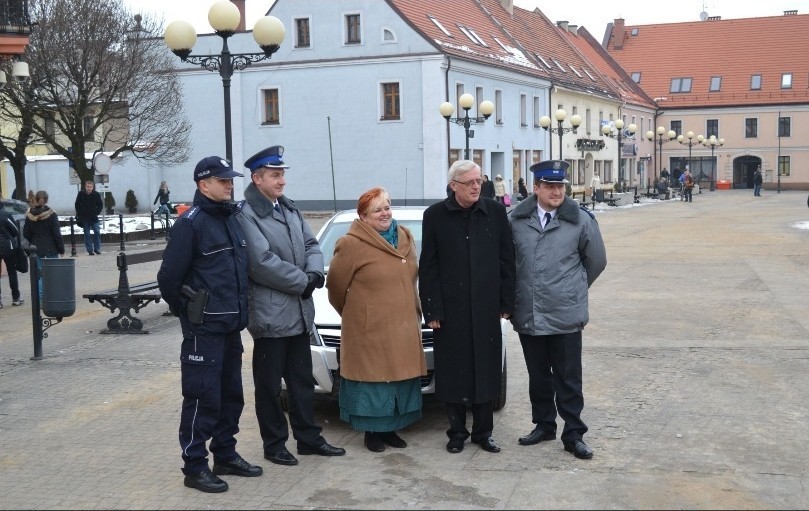 KRÓTKO:Mikołowscy policjanci odebrali nieoznakowany radiowóz sfinansowany przez Mikołów i Wyry