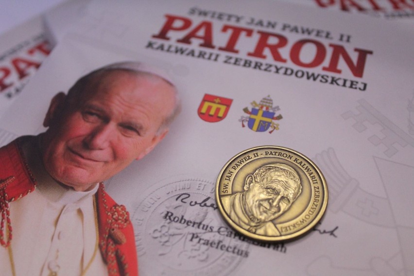 Numizmat przedstawia na awersie św. Papieża z dewizą „ŚW....