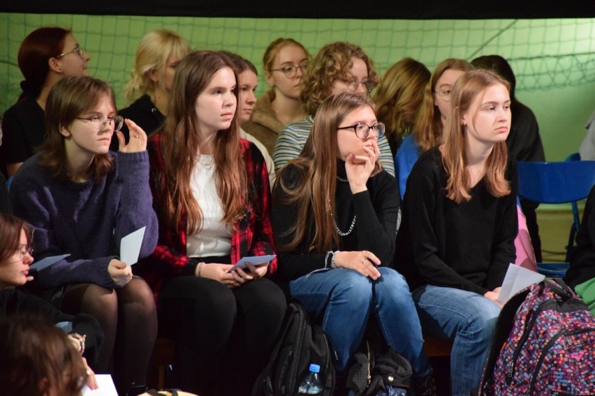 „Bezpieczne miejsce”  w II LO. Spektakl na szkolnych deskach. Kolejna odsłona Teatru Polska w Koninie [ZDJĘCIA]