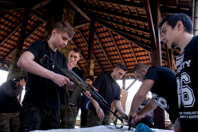 Uniwersjada odbyła się już po raz drugi. Imprezę zorganizowała Katedra Bezpieczeństwa Wewnętrznego WSIiZ. 

_______________________________________________________________________________

Zobacz też: Tu dystans mierzy się nie kilometrami ale stopniami schodów. Bieg na 37. piętro biurowca Rondo 1



TVN24/x-news