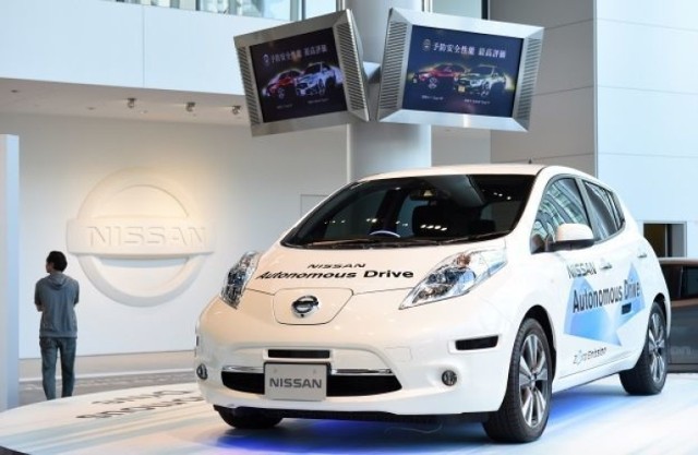 Autonomiczny pojazd marki "Nissan".
