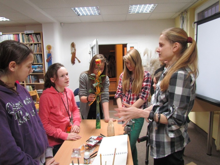 Artystyczne warsztaty w Gminnej Bibliotece Publicznej w Stegnie