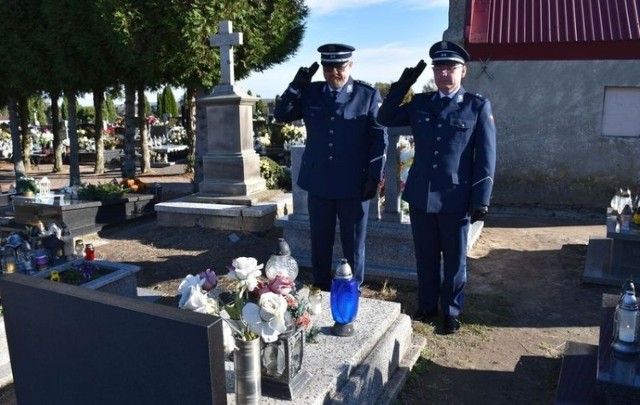 Symboliczny grób sierż. Piotra Jesienia znajduje się w Przystajni. Miejsce odwiedzili oficerowie z oleskiej komendy policji.