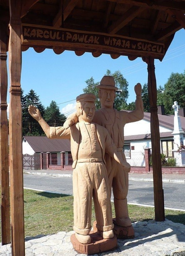 W Suścu, Kargul i Pawlak w drewnie (inaczej niż w Toruniu). Stąd zaczynamy sz&oacute;sty dzień rowerowej wycieczki po Roztoczu... Fot. R. J. Zag&oacute;rski