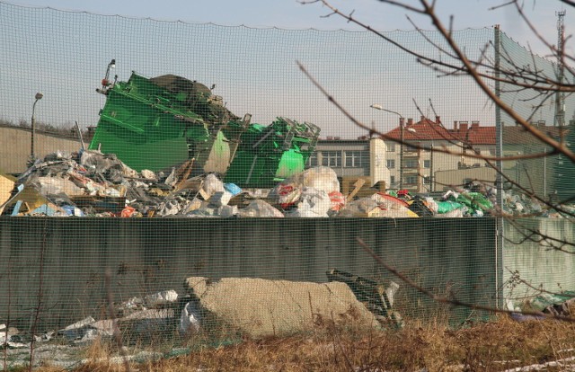 Na tymczasowe składowisko odpadów przy ulicy Zagnańskiej w Kielcach należące do firmy Eneris trafiły nielegalnie opady chemiczne. W czasie ich przeładunku doszło do samozapłonu.