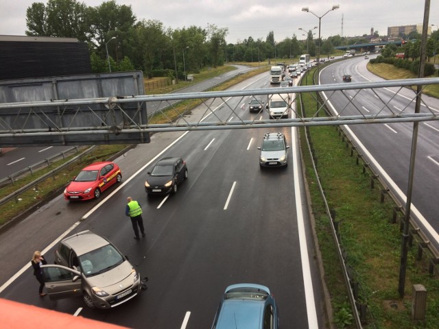 Kolizja drogowa na DTŚ w stronę Katowic. Kobieta uderzyła w barierę