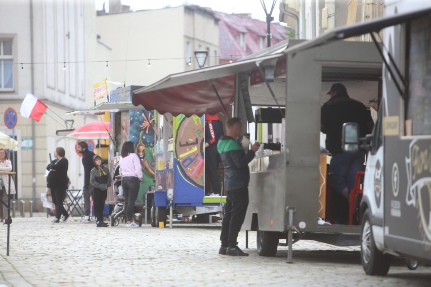 Food trucki na rynku w Mysłowicach oferowały pyszne i...