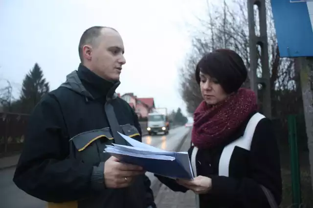 Próg zwalniający na Podmiejskiej w Zawierciu: Tomasz Świderski i Barbara Kozioł działają w Radzie Osiedla Stary Rynek i reprezentują mieszkańców w walce o zamontowanie progu zwalniającego oraz znaku oznaczającego początek strefy zamieszkania na ulicy Podmiejskiej.