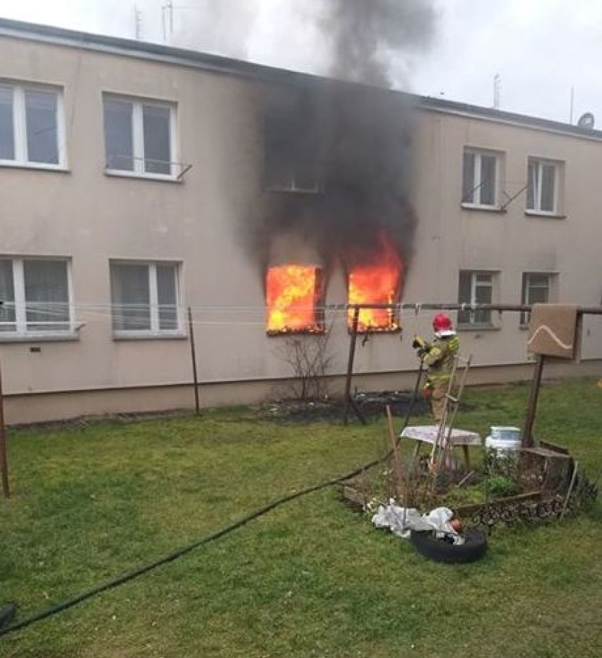 Pożar w mieszkaniu na kieleckim Białogonie. Ewakuacja, dwie osoby w szpitalu