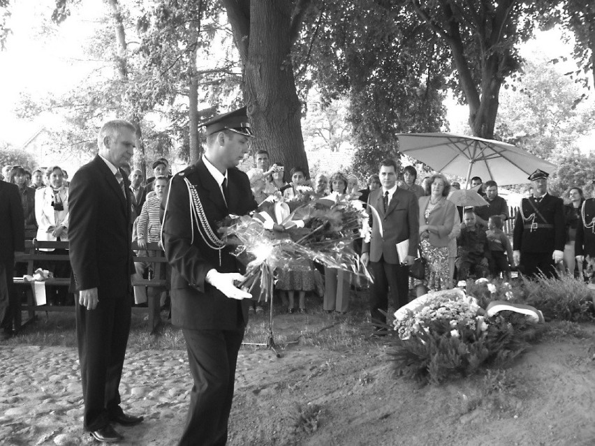 Wiązankę kwiatów składa starosta świebodziński Zbigniew...