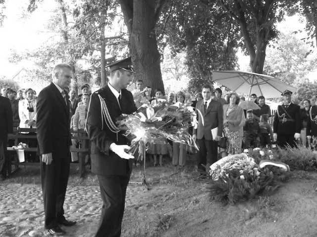Wiązankę kwiatów składa starosta świebodziński Zbigniew Szumski