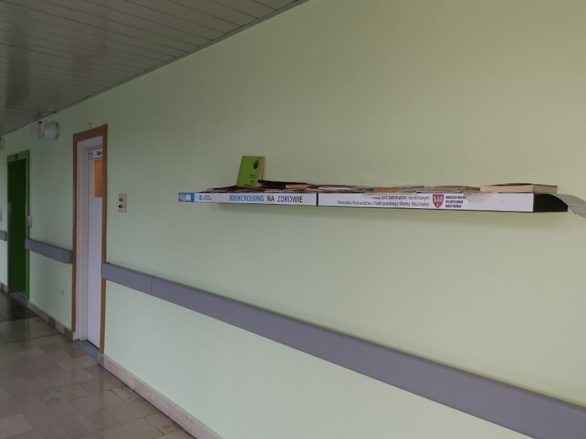 Mieszkańcy Leszna tłumnie odpowiedzieli na apel. Półka bookcrossingowa w szpitalu błyskawicznie zapełniła się książkami 