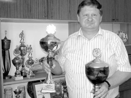 Tadeusz Wieczorek, prezes klubu, może pochwalić się sportowymi trofeami.