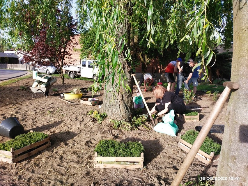 Radomsko. Dzięki radnej, pomocy sąsiadów i RdR Stobiecko Miejskie zyska pięknie urządzony skwer. ZDJĘCIA