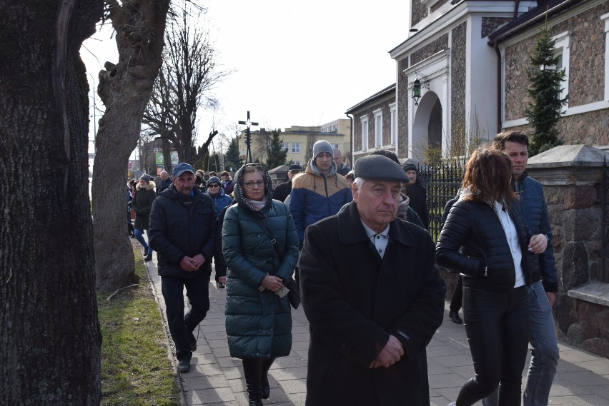 Droga Krzyżowa ulicami Sokółki. Rozmodleni wierni przeszli z Sanktuarium Najświętszego Sakramentu do kościoła na os. Zielonym