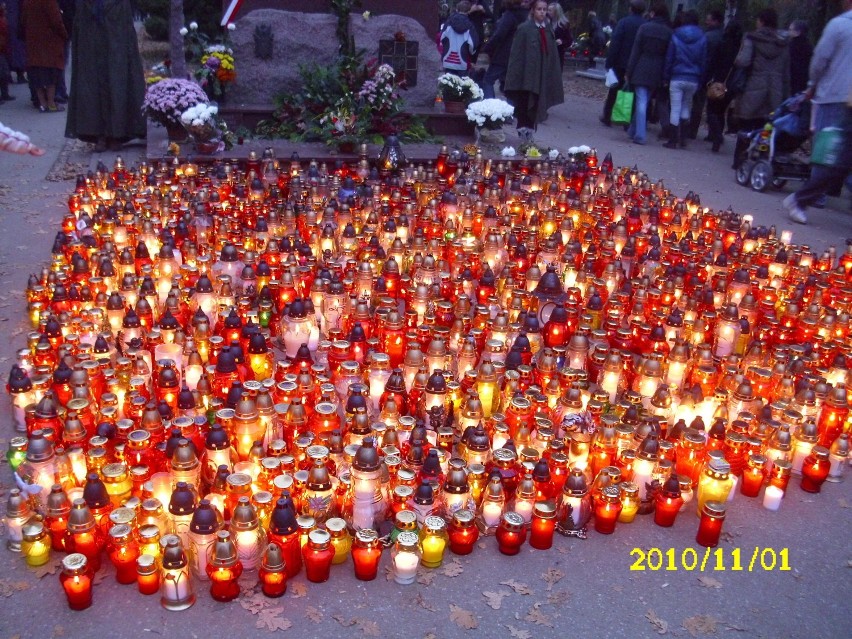Setki zniczy pod Pomnikiem Sybiraków.