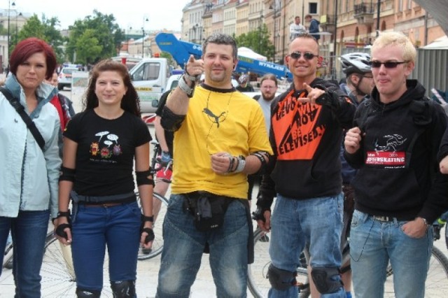 Kilkuset rowerzystów wyruszyło dzisiaj z pl. Zamkowego aby ...