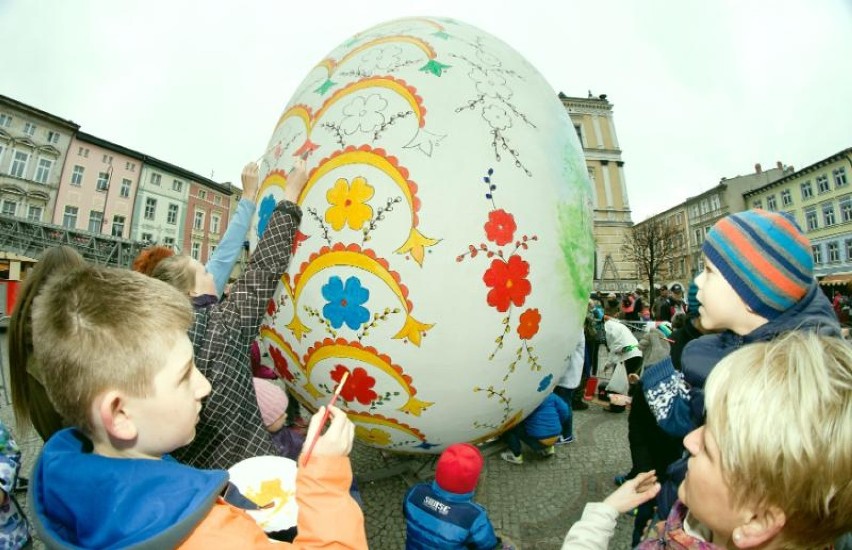 Gigantyczne jajo pomalowane. Pisanka ma 3,5 metra wysokości