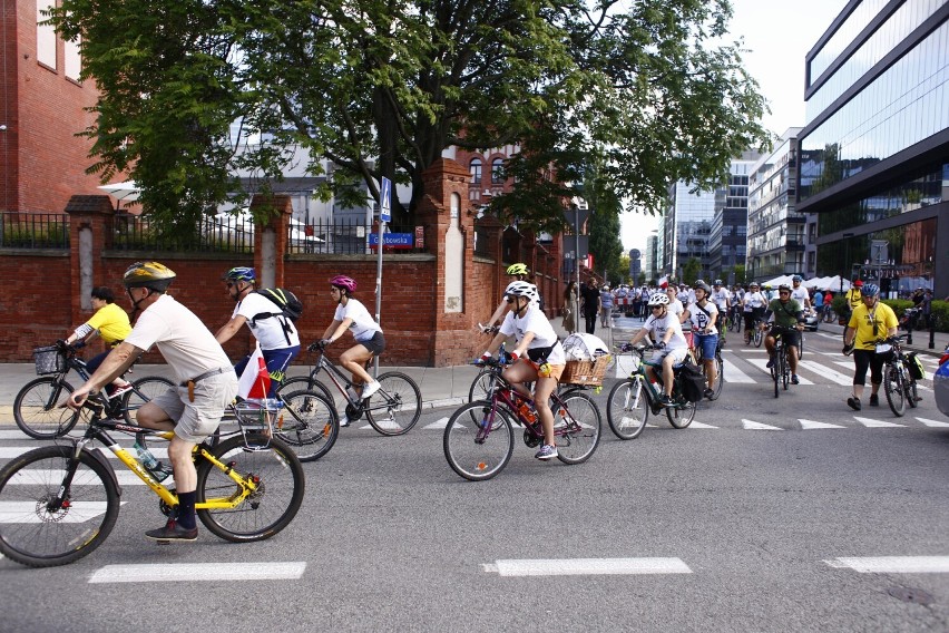 Masa Powstańcza 2021. Tłum rowerzystów przejechał przez Warszawę