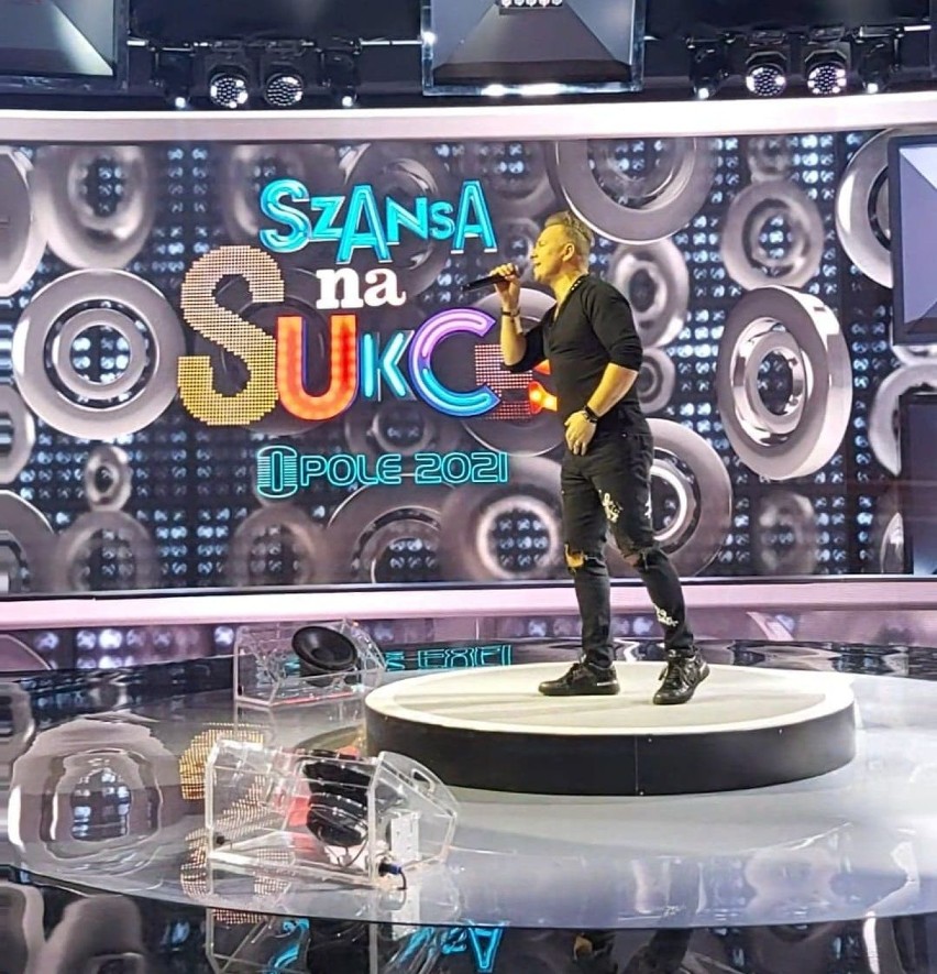 Krzysztof Tomaszewicz na scenie "Szansy na sukces"