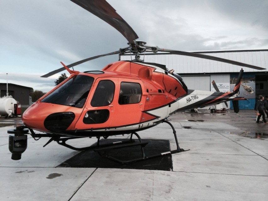 Pomarańczowy helikopter nad Warszawą