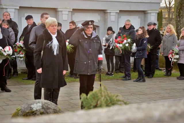 To już mogileńska tradycja. Jak co roku w styczniowe popołudnie mieszkańcy Mogilna spotkali się na cmentarzu, by wspólnie uczcić pamięć poległych powstańców wielkopolskich. 

1 stycznia 1919 roku, dokładnie 99 lat temu, Mogilno zostało wyzwolone z rąk pruskich okupantów, stało się wolnym miastem. - Nikt nie każe nam tutaj przychodzić po zabawie sylwestrowej, ale tłumnie przybywamy, by oddać cześć poległym powstańcom. Powstanie wielkopolskie to wspaniały powód do dumy i chwały. My Wielkopolanie pokazaliśmy blisko sto lat temu, jak można przygotować zwycięskie powstanie - mówił w trakcie uroczystości burmistrz Mogilna Leszek Duszyński.

Poinformował przybyłych, że w styczniu 2019 z okazji setnej rocznicy wybuchu powstania wielkopolskiego i odzyskania przez Polskę niepodległości, na skwerze obok odnowionego ratusza zostanie odsłonięty pomnik powstańca wielkopolskiego. Będzie to monument poświęcony wszystkim, nie tylko mogileńskim powstańcom.
 
W trakcie uroczystości odczytano apel do mieszkańców o wsparcie finansowe budowy tego pomnika.