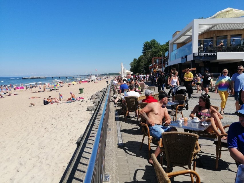 Tłumy plażowiczów w Kołobrzegu. Tak wygląda początek wakacji [ZDJĘCIA]