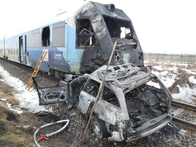 Kolonia Zawada: Szynobus wjechał w mercedesa. Auto spłonęło