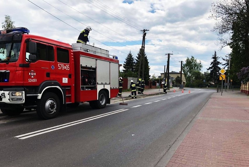 Strażacy OSP Szadek usuwali beton wylany na jezdnię