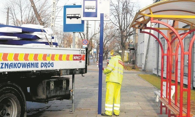 Przy przystankach autobusowych stawiane są nowe słupki
