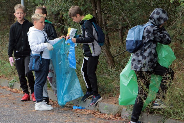 W sobotę w Grudziądzu trwa akcja "Sprzątanie świata". Jedną z grup sprzątających las między Rządzem a Strzemięcinem prowadził  leśniczy Mateusz Cieślakiewicz i członkowie Stowarzyszenia Obywatelski Grudziądz. Przed wymarszem wszyscy otrzymali słodki poczęstunek w postaci drożdżówek.