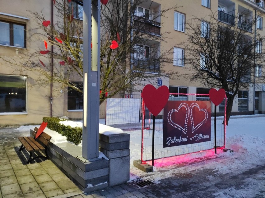 "Zakochani w Ostrowcu"- miejski Rynek wystrojony na Walentynki (ZDJĘCIA)