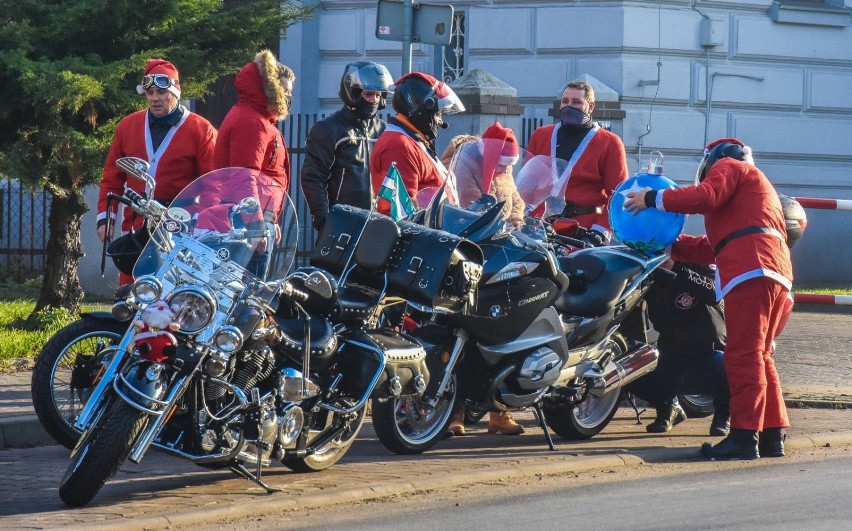 Wronki. Świąteczna parada z Mikołajem w kabriolecie! Rozdawał mieszkańcom prezenty! [ZDJĘCIA]