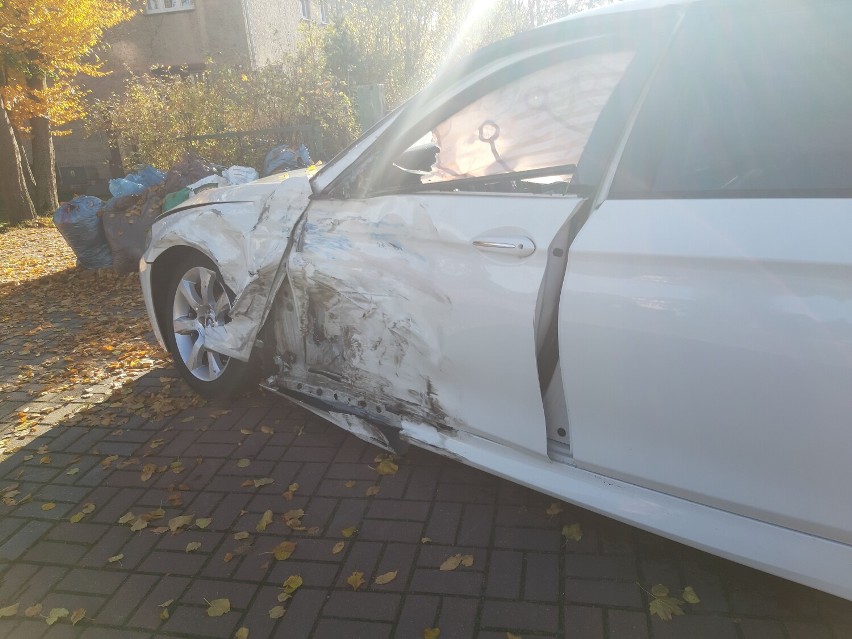Wypadek radiowozu w Szczecinku. Pojazd uderzył w kamienicę [zdjęcia]