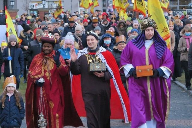 W tym roku uwielbiane, zwłaszcza przez najmłodszych mieszkańców miasta, wydarzenie wraca do Nysy. przemarsz rozpocznie się na Rynku Solnym. Początek godzina 15. Następnie uczestnicy przejdą ulicami miasta na Rynek, gdzie będzie zlokalizowane symboliczne Betlejem.